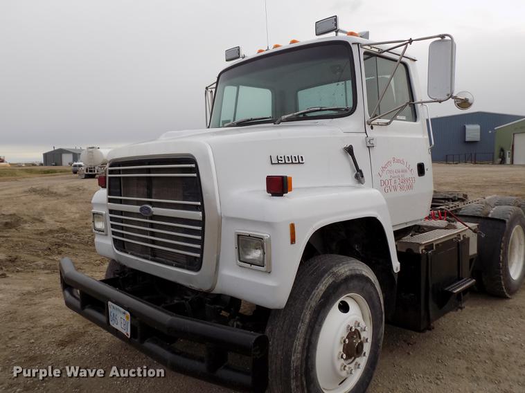 image for item DY9131 1991 Ford L9000 semi truck