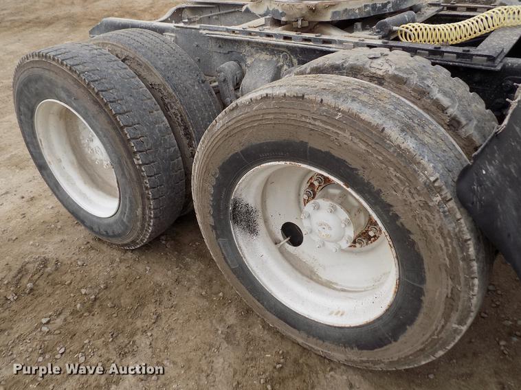 image for item DY9131 1991 Ford L9000 semi truck