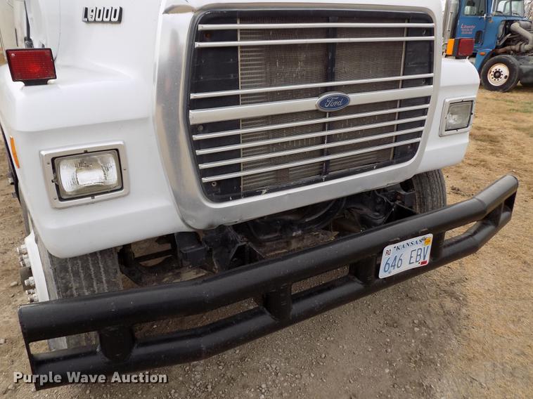image for item DY9131 1991 Ford L9000 semi truck