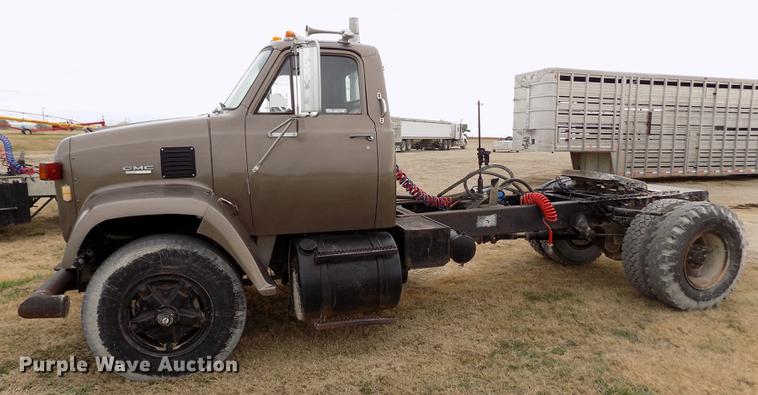 image for item DY9132 1975 GMC semi truck