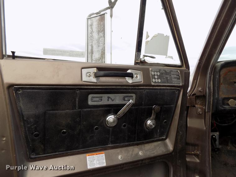 image for item DY9132 1975 GMC semi truck