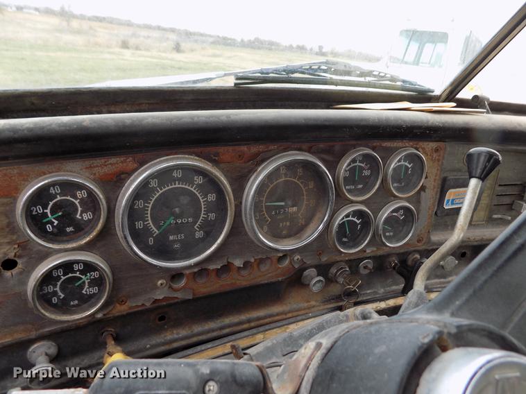 image for item DY9132 1975 GMC semi truck