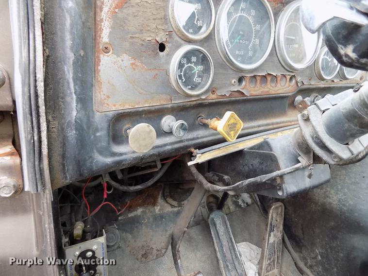 image for item DY9132 1975 GMC semi truck