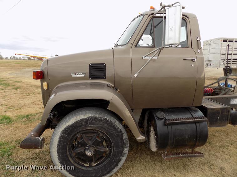 image for item DY9132 1975 GMC semi truck