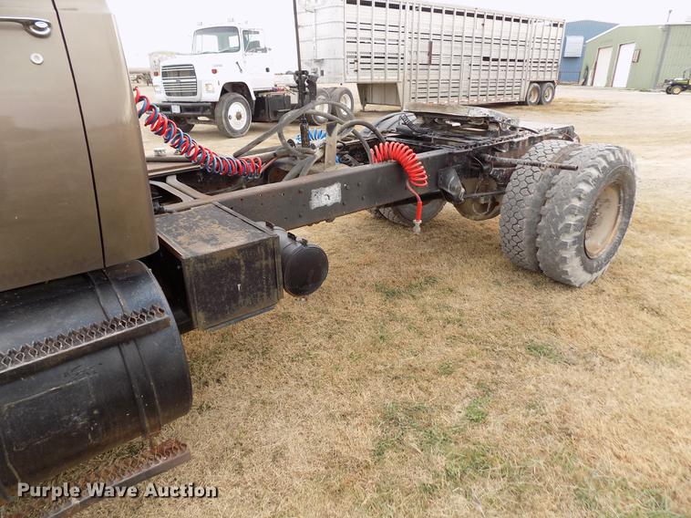 image for item DY9132 1975 GMC semi truck