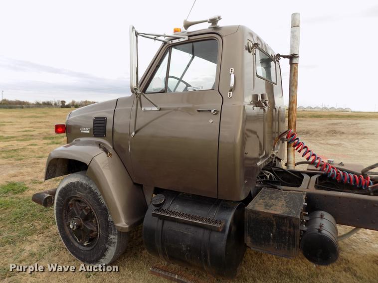 image for item DY9132 1975 GMC semi truck