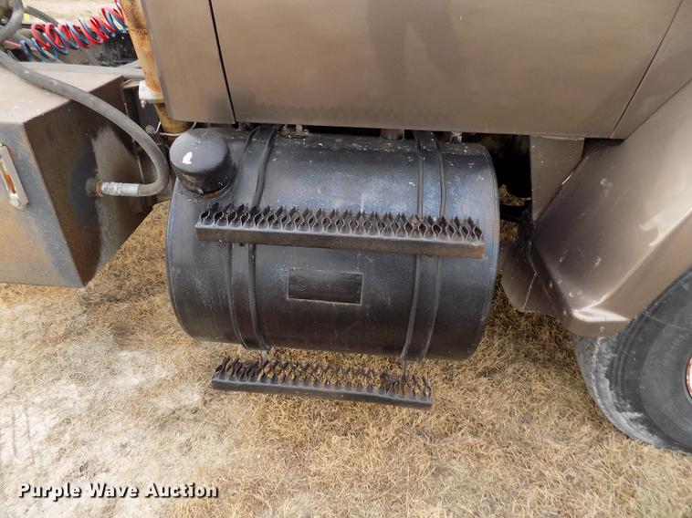 image for item DY9132 1975 GMC semi truck