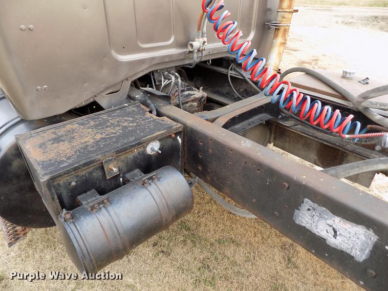 image for item DY9132 1975 GMC semi truck