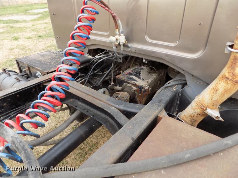 image for item DY9132 1975 GMC semi truck