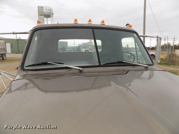 image for item DY9132 1975 GMC semi truck