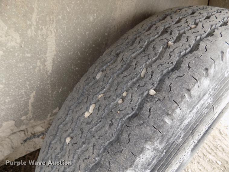 image for item DY9135 2000 Featherlite 8120 livestock trailer