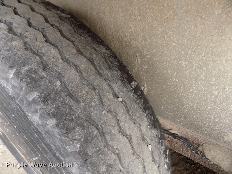 image for item DY9135 2000 Featherlite 8120 livestock trailer