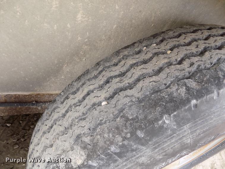 image for item DY9135 2000 Featherlite 8120 livestock trailer