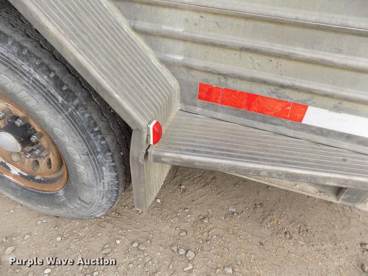 image for item DY9135 2000 Featherlite 8120 livestock trailer