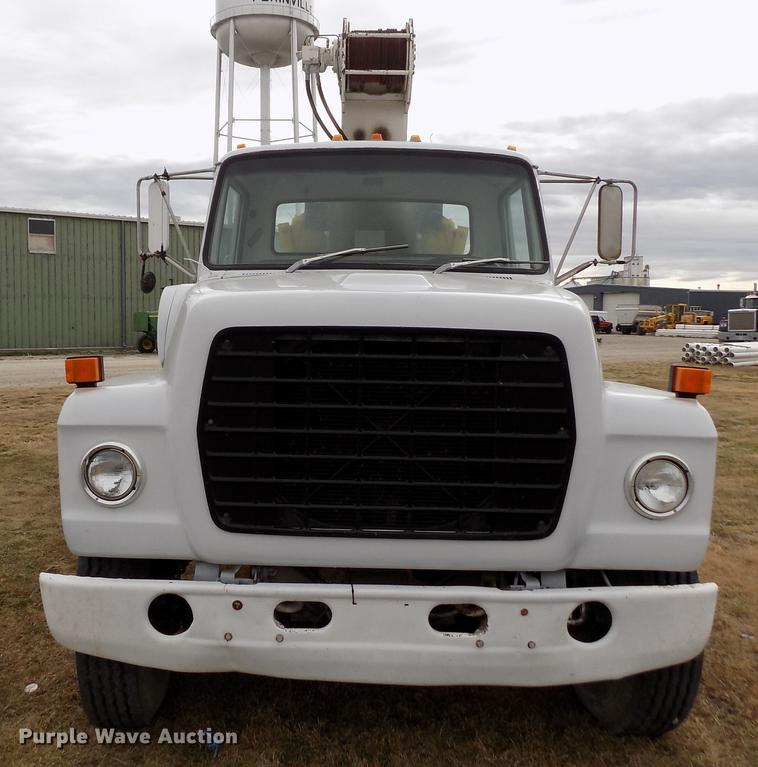 image for item DY9138 1982 Ford crane truck