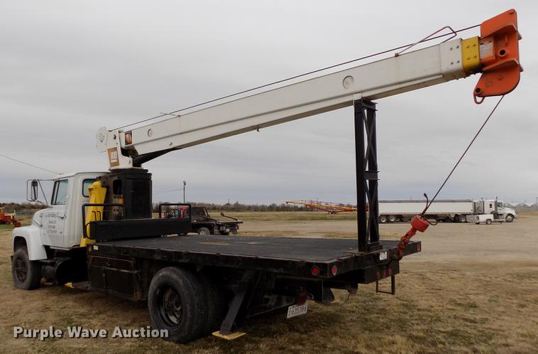 image for item DY9138 1982 Ford crane truck