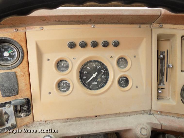 image for item DY9138 1982 Ford crane truck