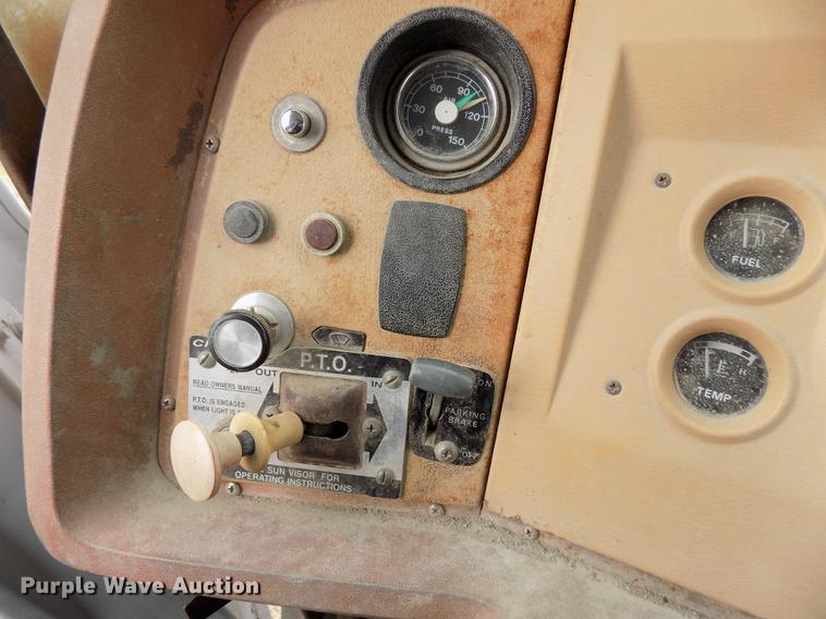 image for item DY9138 1982 Ford crane truck