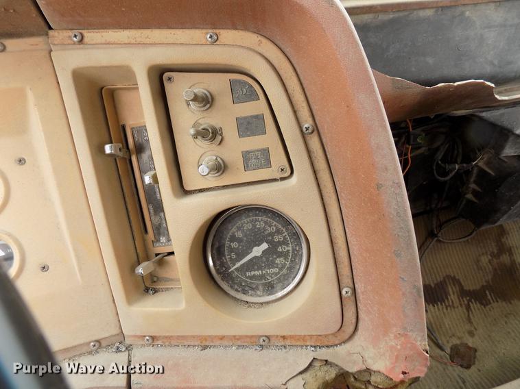 image for item DY9138 1982 Ford crane truck