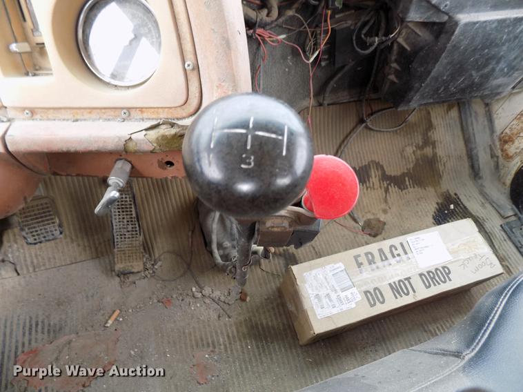 image for item DY9138 1982 Ford crane truck