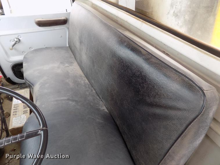 image for item DY9138 1982 Ford crane truck