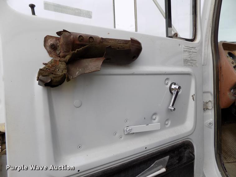 image for item DY9138 1982 Ford crane truck