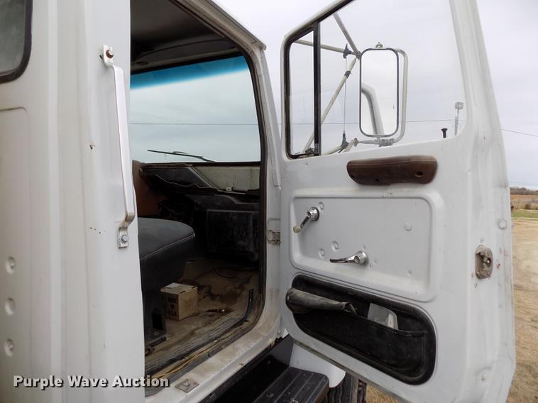 image for item DY9138 1982 Ford crane truck