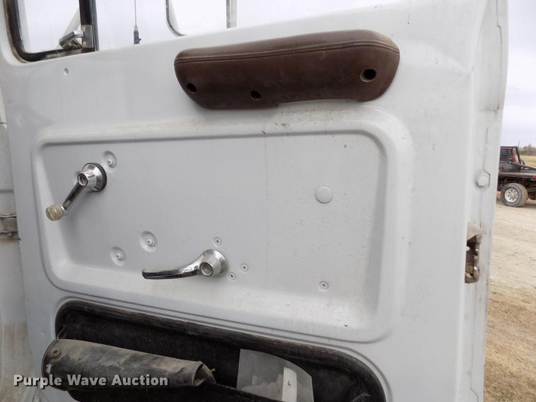 image for item DY9138 1982 Ford crane truck