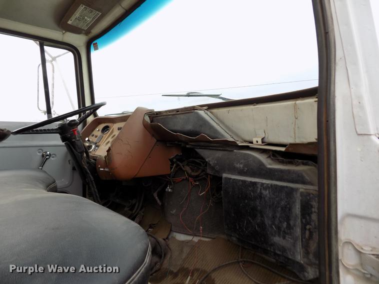 image for item DY9138 1982 Ford crane truck