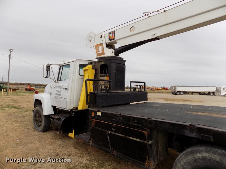 image for item DY9138 1982 Ford crane truck
