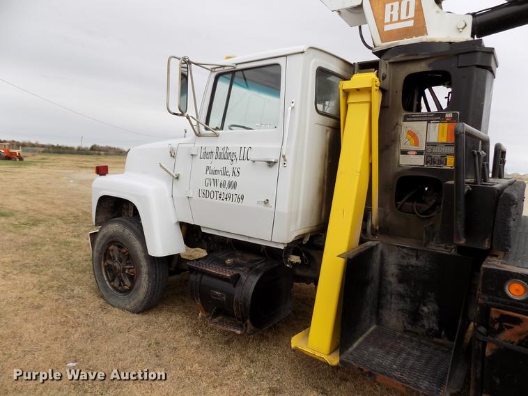 image for item DY9138 1982 Ford crane truck