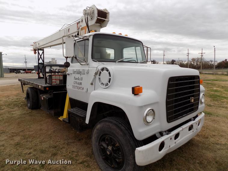 image for item DY9138 1982 Ford crane truck