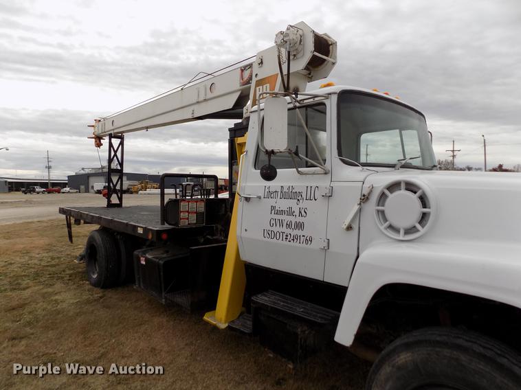 image for item DY9138 1982 Ford crane truck