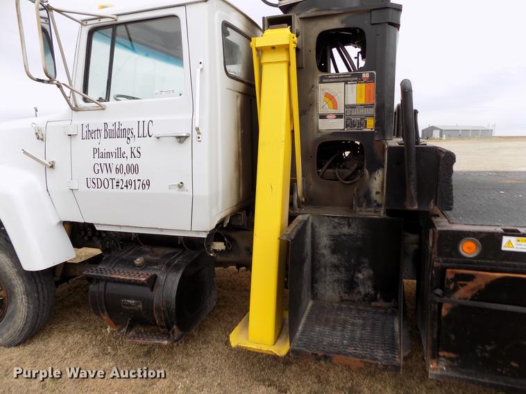 image for item DY9138 1982 Ford crane truck