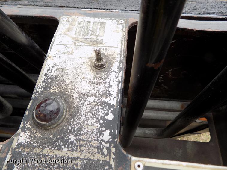 image for item DY9138 1982 Ford crane truck