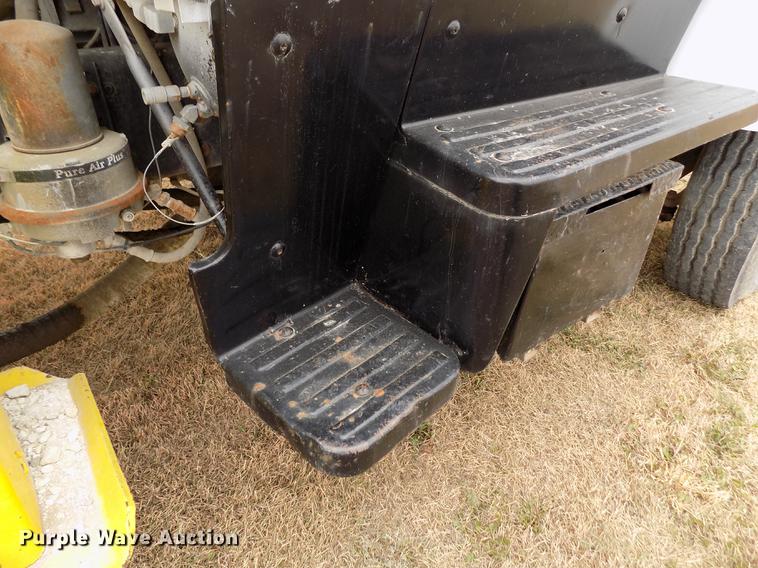 image for item DY9138 1982 Ford crane truck