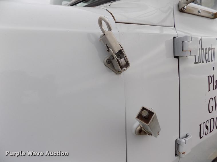 image for item DY9138 1982 Ford crane truck