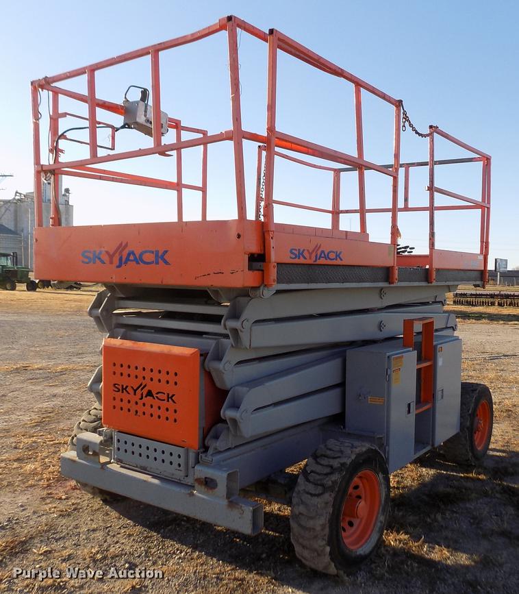 image for item DY9152 2003 Skyjack SJ8841 scissor lift