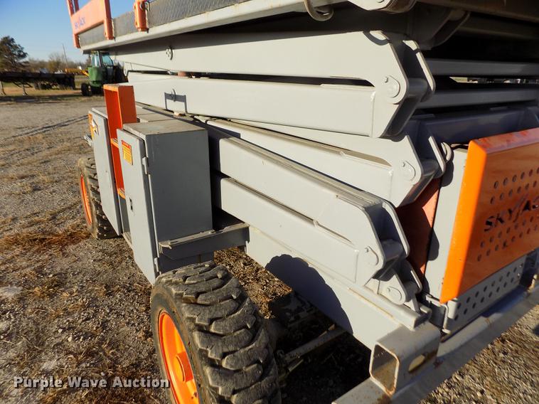 image for item DY9152 2003 Skyjack SJ8841 scissor lift