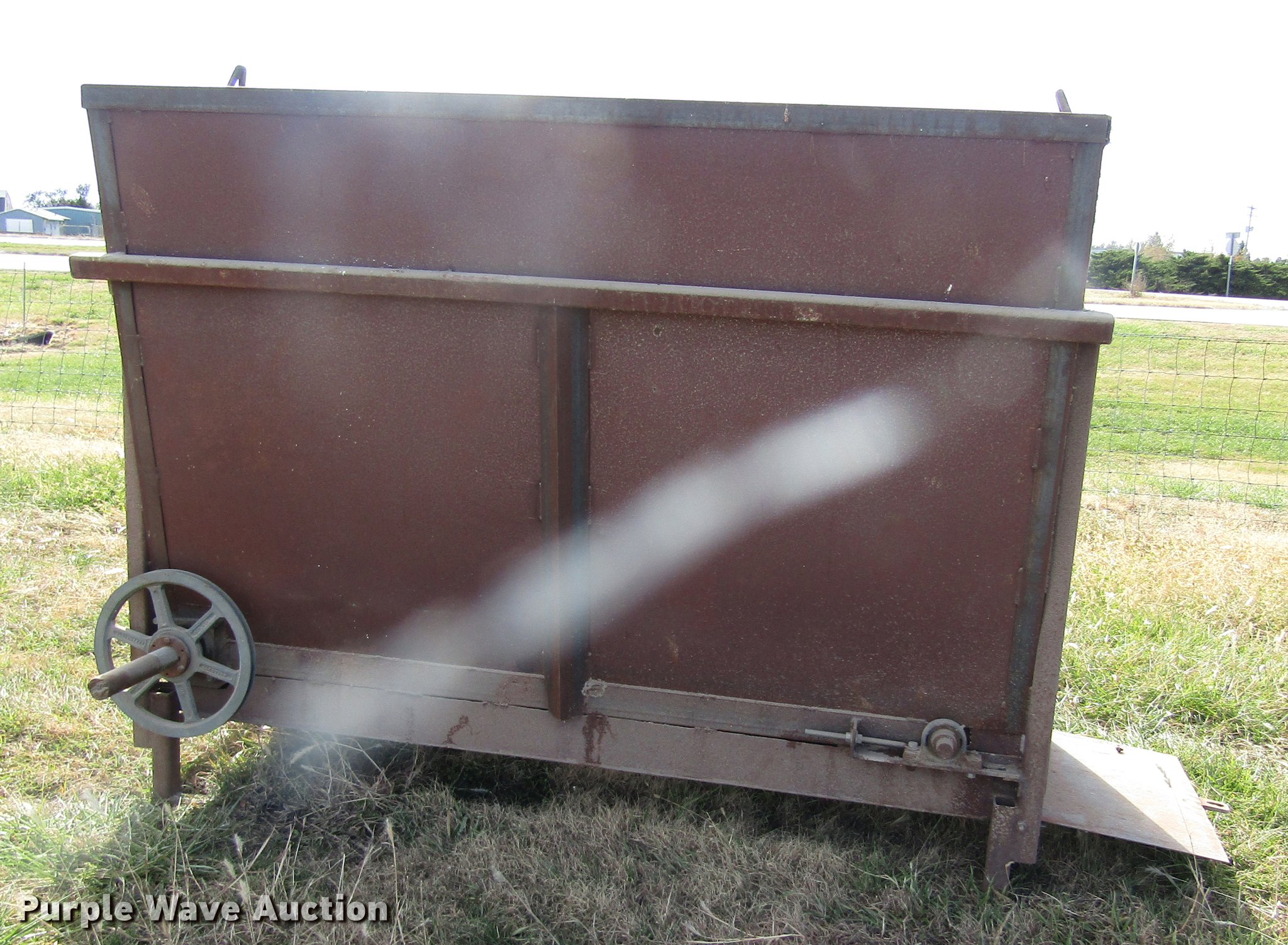 Cake feeder in Plainville, KS Item DB4880 sold Purple Wave