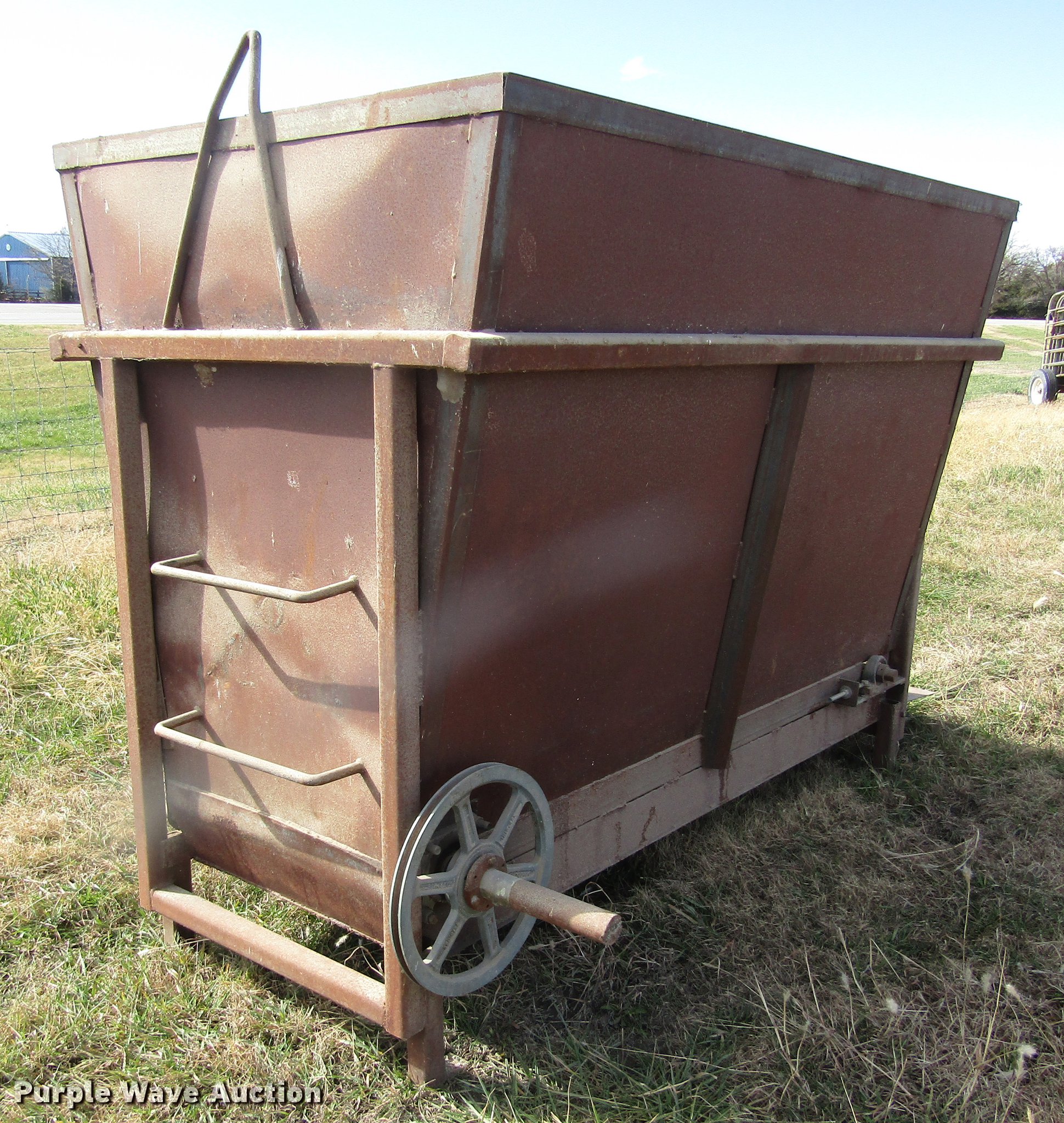 Cake feeder in Plainville, KS Item DB4880 sold Purple Wave