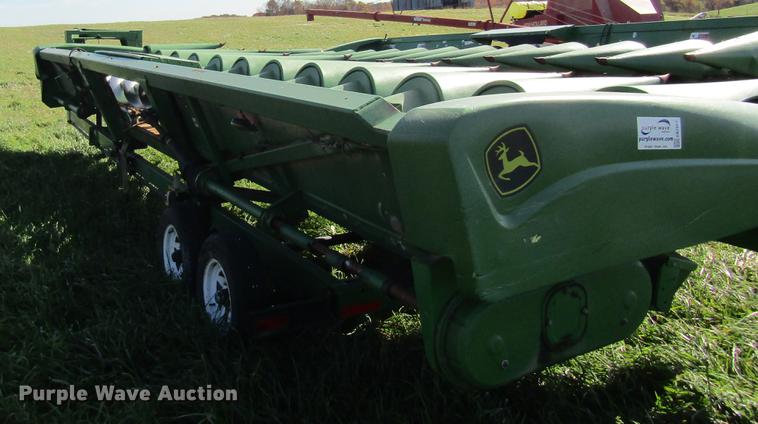 image for item DB2002 2004 John Deere 1293 corn head