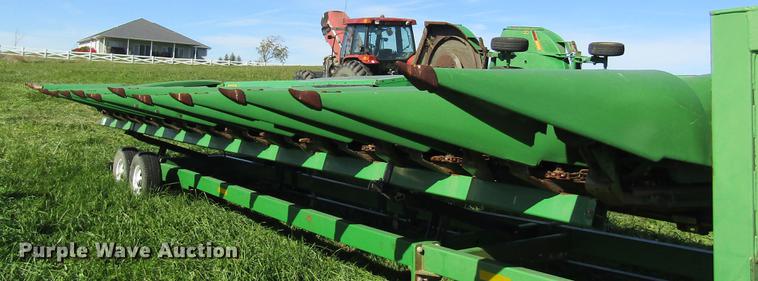 image for item DB2002 2004 John Deere 1293 corn head