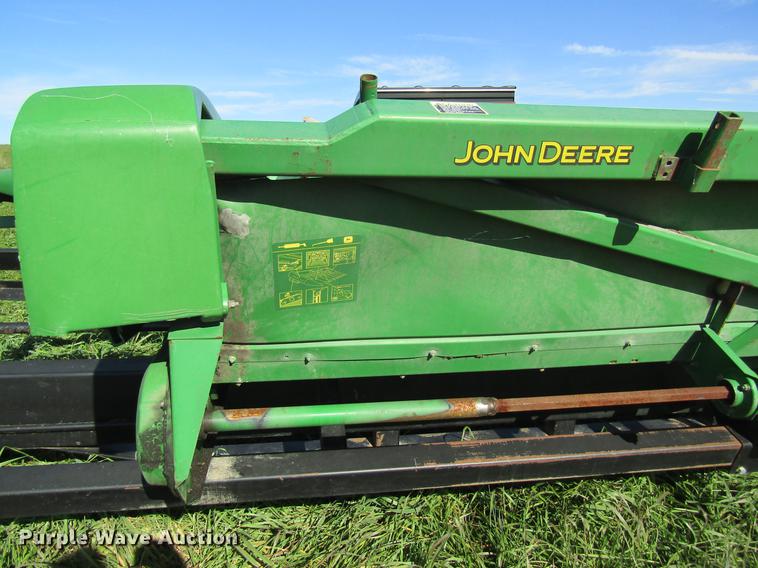 image for item DB2003 2004 John Deere 1293 corn head