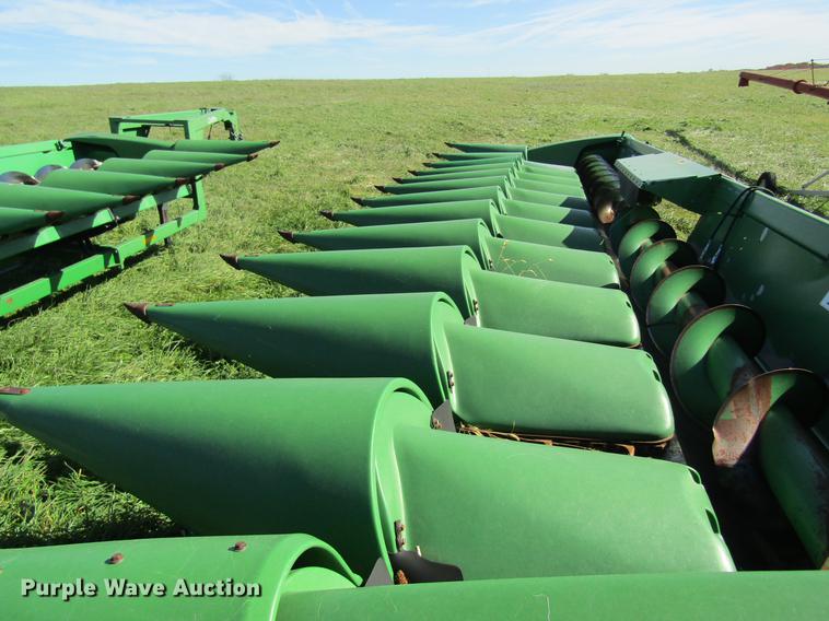 image for item DB2003 2004 John Deere 1293 corn head