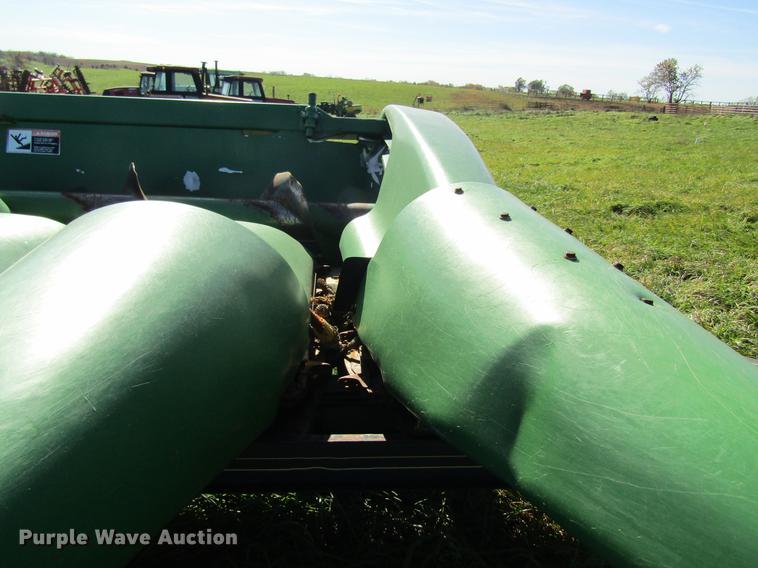 image for item DB2003 2004 John Deere 1293 corn head