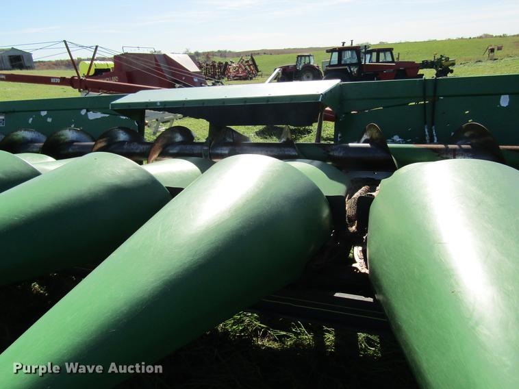 image for item DB2003 2004 John Deere 1293 corn head