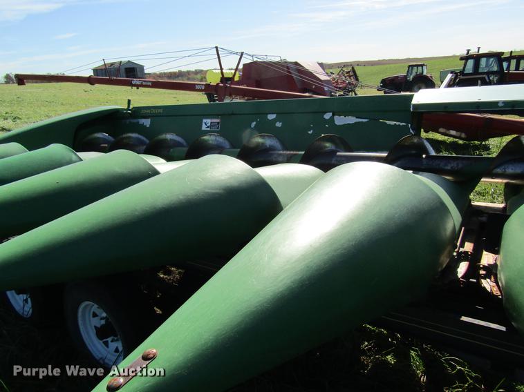 image for item DB2003 2004 John Deere 1293 corn head