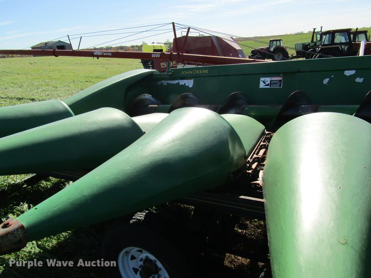 image for item DB2003 2004 John Deere 1293 corn head