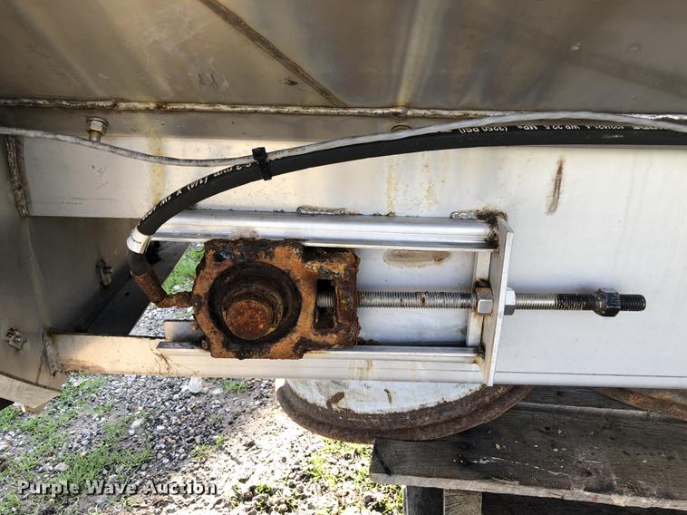 image for item DC0171 New Leader L4000G4 Multi-Applier 5 dry spreader bed